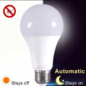 Żarówka LED z czujnikiem światła E27 15W – automatyczny włącznik/wyłącznik